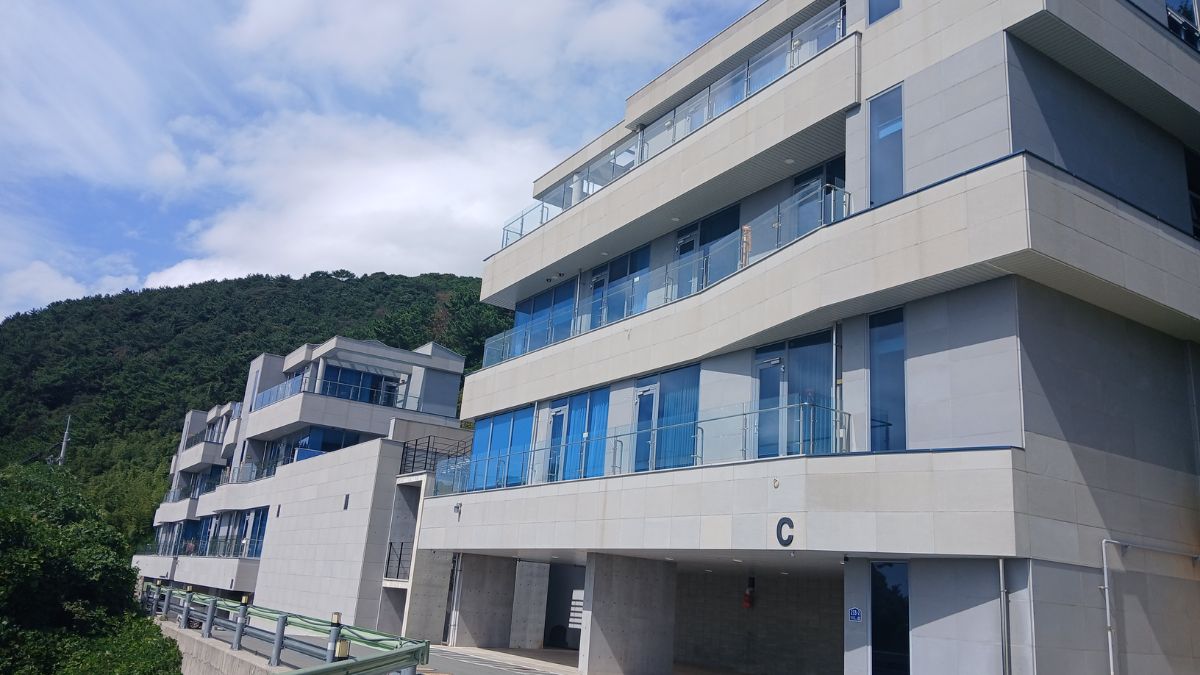 1번, 파티레지나 펜션 입구 깔끔하고 모던한 펜션 이미지