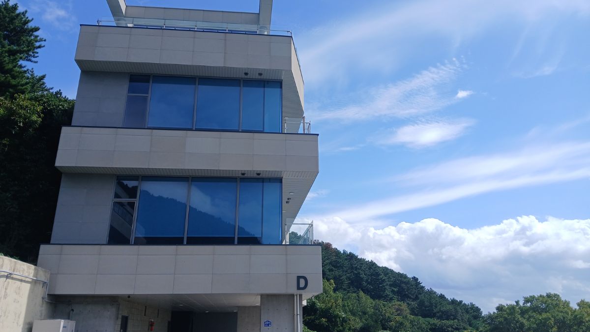 1번 펜션외관 옆에서 하늘과 바라본 이미지 심플한 외관과 푸른하늘
