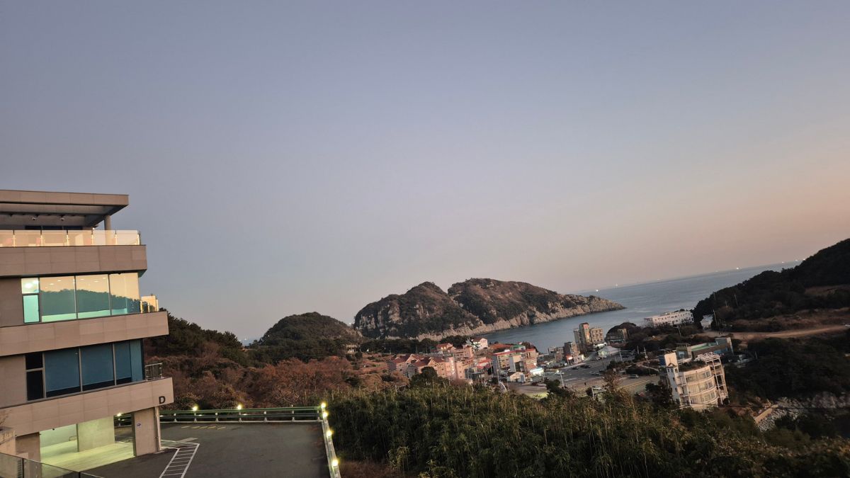 20번 건물 옆 외관에서 바라본 해 해질녙 해금강 뷰