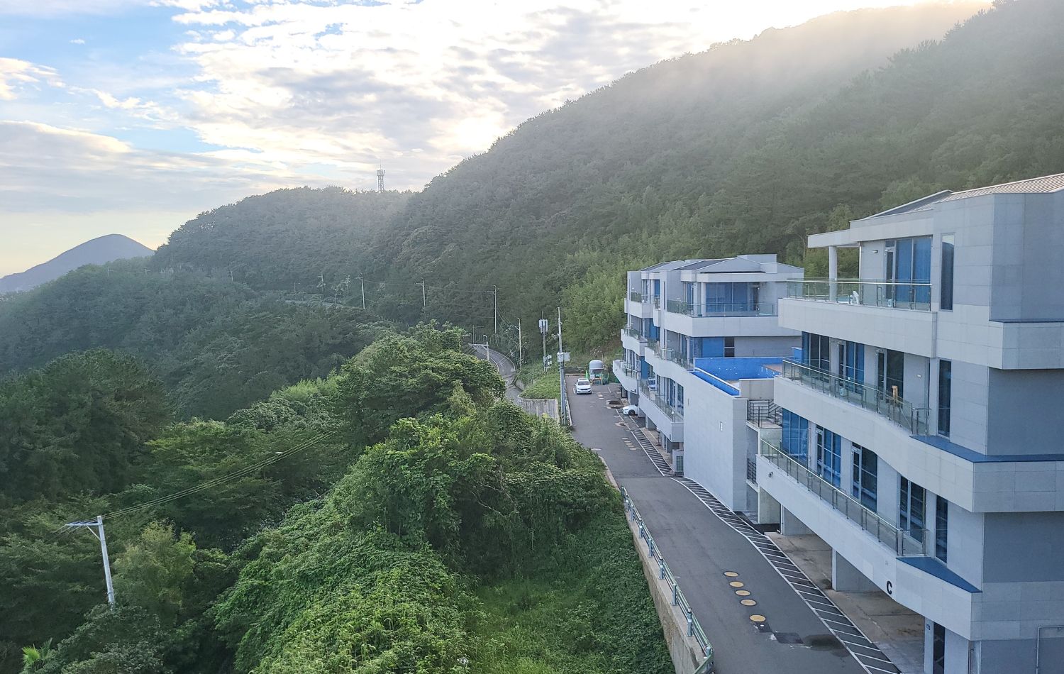 파티레지나 건물 전체 전경 사이드뷰